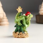 Сувенир полистоун "Китайский зелёный дракон у ёлочки в колпаке" с блёстками 3,9х3х6,2 см - Фото 3