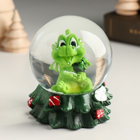 Сувенир полистоун водяной шар "Зелёный дракончик на ёлочке с подарками"  7х7х8,5 см