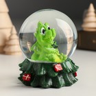 Снежный шар новогодний стеклянный «Зелёный дракончик на ёлочке с подарками», 7×7×8.5 см - фото 37227173