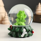 Снежный шар новогодний стеклянный «Зелёный дракончик на ёлочке с подарками», 7×7×8.5 см - фото 37227174