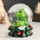 Снежный шар новогодний стеклянный «Зелёный дракончик на ёлочке с подарками», 7×7×8.5 см - фото 37227175
