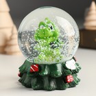 Снежный шар новогодний стеклянный «Зелёный дракончик на ёлочке с подарками», 7×7×8.5 см - фото 37227176