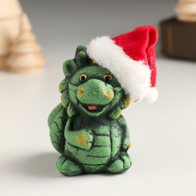 Сувенир керамика "Зелёный глиняный дракоша в новогоднем колпаке" 5,8х5х7,5 см