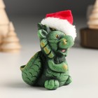 Сувенир керамика "Зелёный глиняный дракоша в новогоднем колпаке" 5,8х5х7,5 см - фото 9209138