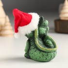 Сувенир керамика "Зелёный глиняный дракоша в новогоднем колпаке" 5,8х5х7,5 см - фото 9209139