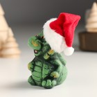 Сувенир керамика "Зелёный глиняный дракоша в новогоднем колпаке" 5,8х5х7,5 см - фото 9209140