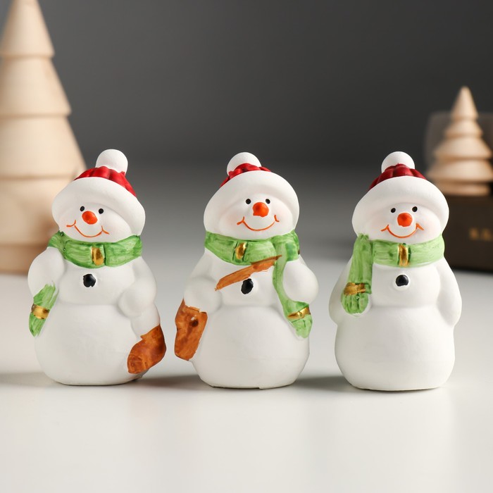 Фигурка керамика «Снеговичок в красной шапке и зелёном шарфике», 3.5×2.8×6.5 см, МИКС - Фото 1