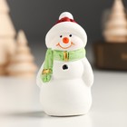 Сувенир керамика "Снеговичок в красной шапке и зелёном шарфике" МИКС 3,5х2,8х6,5 см - Фото 2