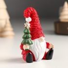 Сувенир полистоун "Дед Мороз в красном колпаке с ёлочкой в руке" 5,6х3,8х7,6 см - фото 31005053