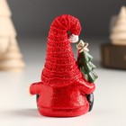 Сувенир полистоун "Дед Мороз в красном колпаке с ёлочкой в руке" 5,6х3,8х7,6 см - фото 31005054