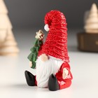 Сувенир полистоун "Дед Мороз в красном колпаке с ёлочкой в руке" 5,6х3,8х7,6 см - фото 31005055