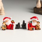 Сувенир полистоун "Дед Мороз в красном с помощником-олешкой, отдыхают" МИКС 8,2х4,3х5,5 см - фото 3125392