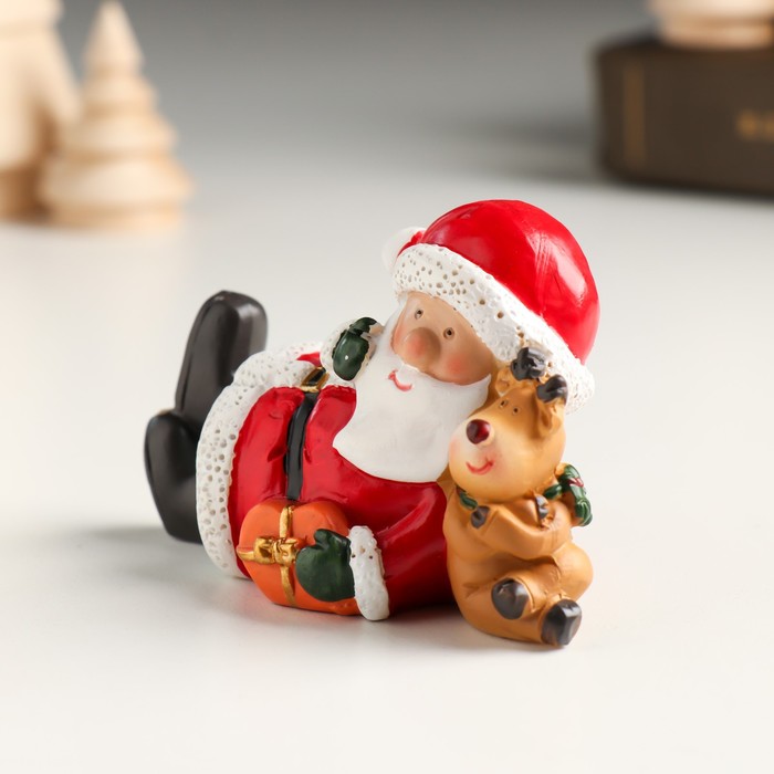 Сувенир полистоун "Дед Мороз в красном с помощником-олешкой, отдыхают" МИКС 8,2х4,3х5,5 см