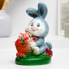 Копилка "Кролик с корзиной роз" 17см серый, - фото 1490238