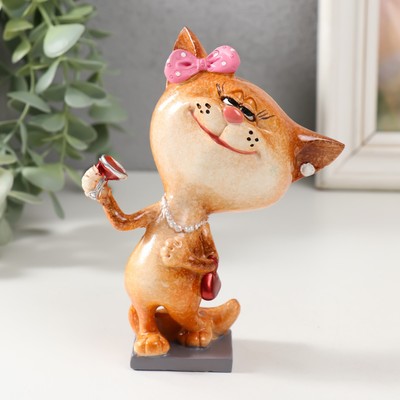 Фигурка полистоун лак «Кошечка с бокалом», 8.3×6.2×13.8 см