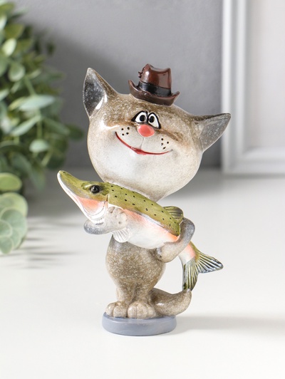 Фигурка полистоун лак «Котик-рыбак с уловом», 9.2×6.3×14 см