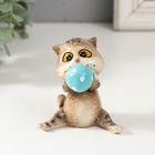 Фигурка полистоун лак «Котишка надувает воздушный шар», 7×6×7 см - Фото 1