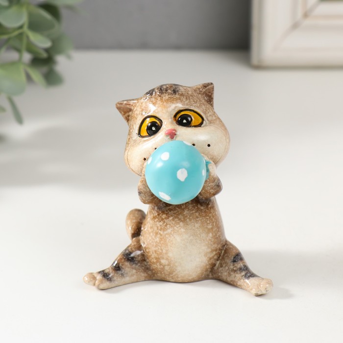 Сувенир полистоун лак "Котишка надувает воздушный шар" 7х6х7 см - Фото 1
