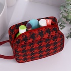 Косметичка на молнии, с ручкой, с рисунком «Гусиная лапка», красная/чёрная - Фото 6