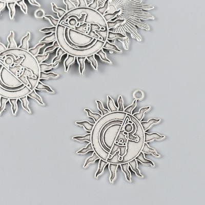 Металлический элемент, декоративная подвеска «Арт Узор. Солнце и космонавт», серебро, 3×3.3 см
