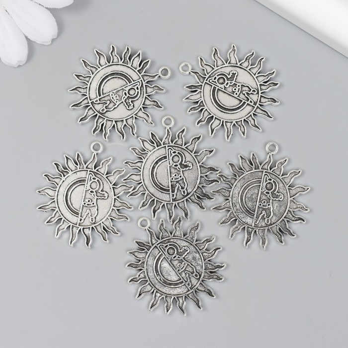 Декор для творчества металл "Солнце и космонавт" серебро 3х3,3 см - фото 1899100829