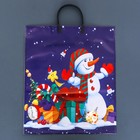 Пакет "Снеговичок с подарками", полиэтиленовый с пластиковой ручкой, 38х45 см, 90 мкм - Фото 1