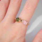Кольцо «Яркость» кристаллов, цвет розово-зелёный в золоте, безразмерное - фото 7830994