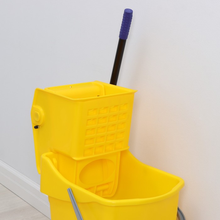 Тележка уборочная для клининга с механическим горизонтальным отжимом (механизм пластик) 31 л, цвет жёлтый - фото 1882881426