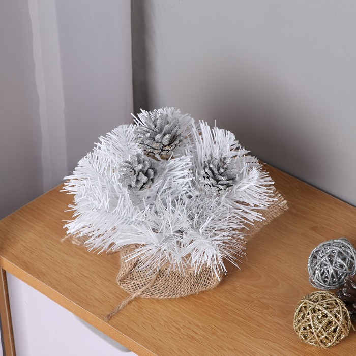 Новогодняя хвойная композиция на стол 20 см «Скандинавия», заснеженная, декор шишки, серебро - Фото 1
