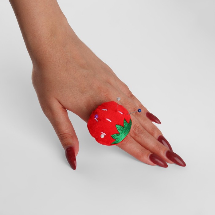 Игольница-кольцо «Клубника», 4,5 × 4,5 × 4 см, цвет красный/зелёный