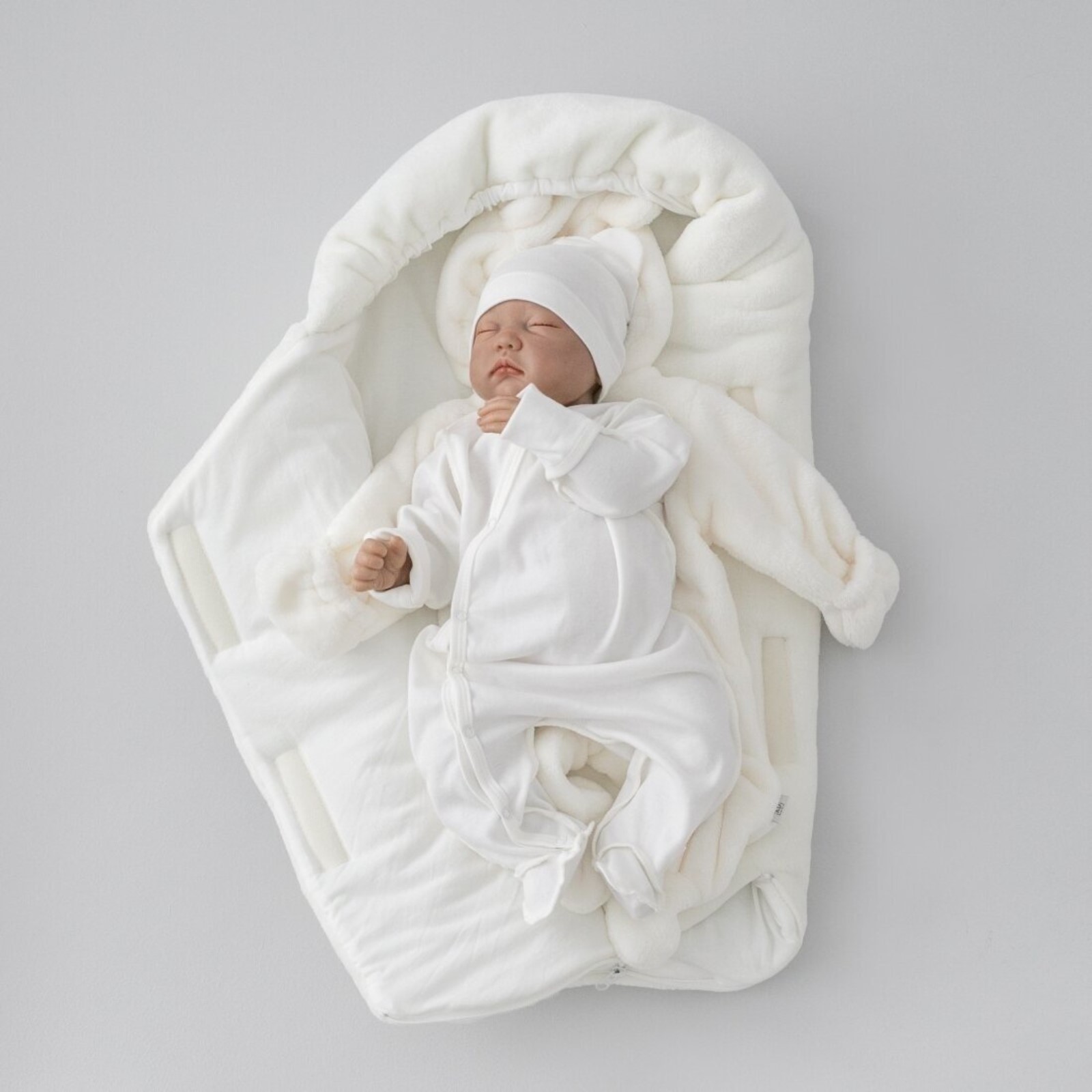 Выписка из роддома фотосессия. Выписка в 5. 17 роддом выписка. Выписка из роддома летом мальчика. Выписка новорожденных из роддома.