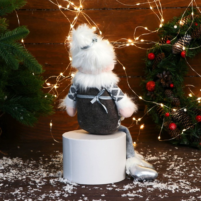 Мягкая игрушка "Бабушка Мороз в костюме с ремешком" 15х39 см, серый - фото 1907910492