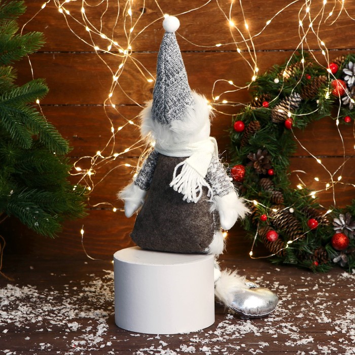 Мягкая игрушка "Снеговик в колпаке и шарфике, ножки-бусинки" 15х39 см, серый - фото 1907910494
