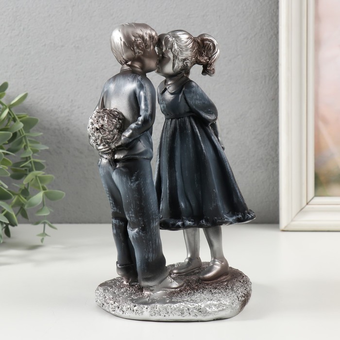 Сувенир полистоун "Девочка и мальчик с букетом" серебро 15,5х11,2х21 см - фото 1899131197