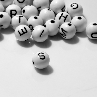 Бусина из акрила «Буквы английские» МИКС, шар d=8 мм, набор 10 г, цвет бело-чёрный