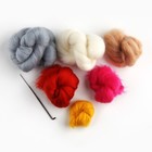 Валяние из шерсти на новый год. Игрушка своими руками «Гномик с подарком», новогодний набор для творчества - Фото 3