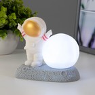 Фигурка светящаяся RISALUX «Крутой космонавт», LED-ночник, 2 Вт, RGB, от батареек 3×LR44, бело-золотой, 11×6×11 см - Фото 2