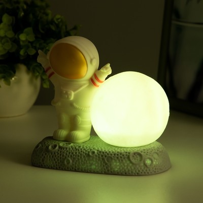 Фигурка светящаяся RISALUX «Крутой космонавт», LED-ночник, 2 Вт, RGB, от батареек 3×LR44, бело-золотой, 11×6×11 см