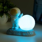 Фигурка светящаяся RISALUX «Крутой космонавт», LED-ночник, 2 Вт, RGB, от батареек 3×LR44, бело-золотой, 11×6×11 см - Фото 4