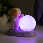 Фигурка светящаяся RISALUX «Крутой космонавт», LED-ночник, 2 Вт, RGB, от батареек 3×LR44, бело-золотой, 11×6×11 см - Фото 5