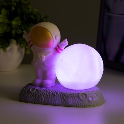Фигурка светящаяся RISALUX «Крутой космонавт», LED-ночник, 2 Вт, RGB, от батареек 3×LR44, бело-золотой, 11×6×11 см