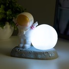 Фигурка светящаяся RISALUX «Крутой космонавт», LED-ночник, 2 Вт, RGB, от батареек 3×LR44, бело-золотой, 11×6×11 см - Фото 6