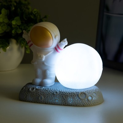 Фигурка светящаяся RISALUX «Крутой космонавт», LED-ночник, 2 Вт, RGB, от батареек 3×LR44, бело-золотой, 11×6×11 см