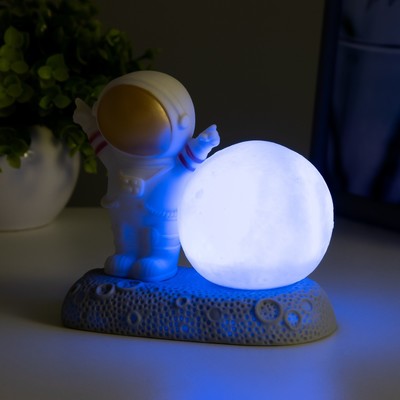 Фигурка светящаяся RISALUX «Крутой космонавт», LED-ночник, 2 Вт, RGB, от батареек 3×LR44, бело-золотой, 11×6×11 см