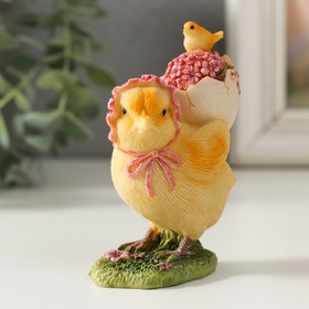 Сувенир полистоун "Курочка в чепчике, несет цыпленка в скорлупе с цветами" 6,5х4х9 см