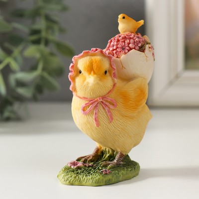 Фигурка полистоун «Курочка в чепчике, несет цыпленка в скорлупе с цветами», 6.5×4×9 см