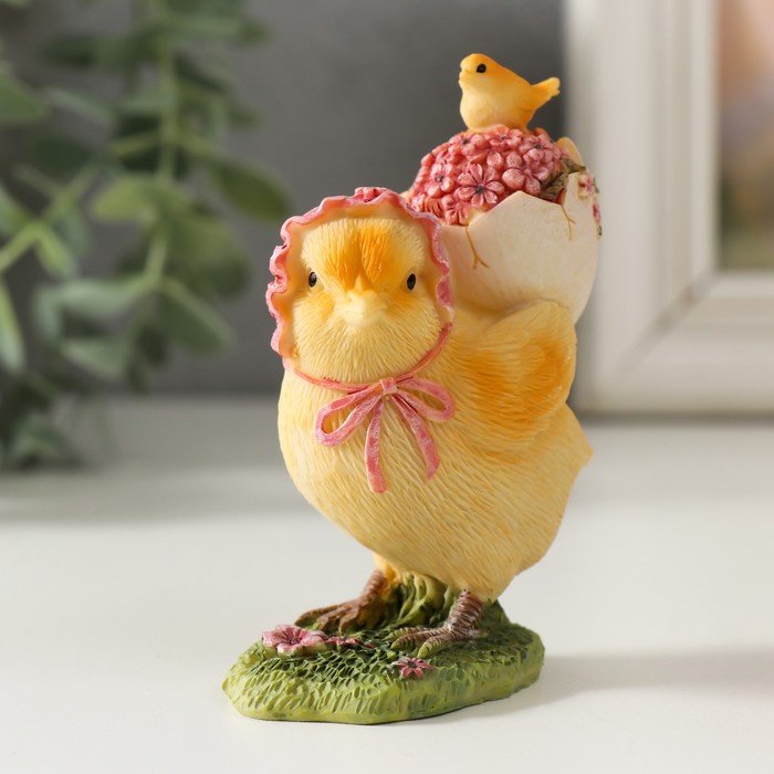 Фигурка полистоун «Курочка в чепчике, несет цыпленка в скорлупе с цветами», 6.5×4×9 см - Фото 1