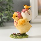 Сувенир полистоун "Курочка в чепчике, несет цыпленка в скорлупе с цветами" 6,5х4х9 см - фото 11511401