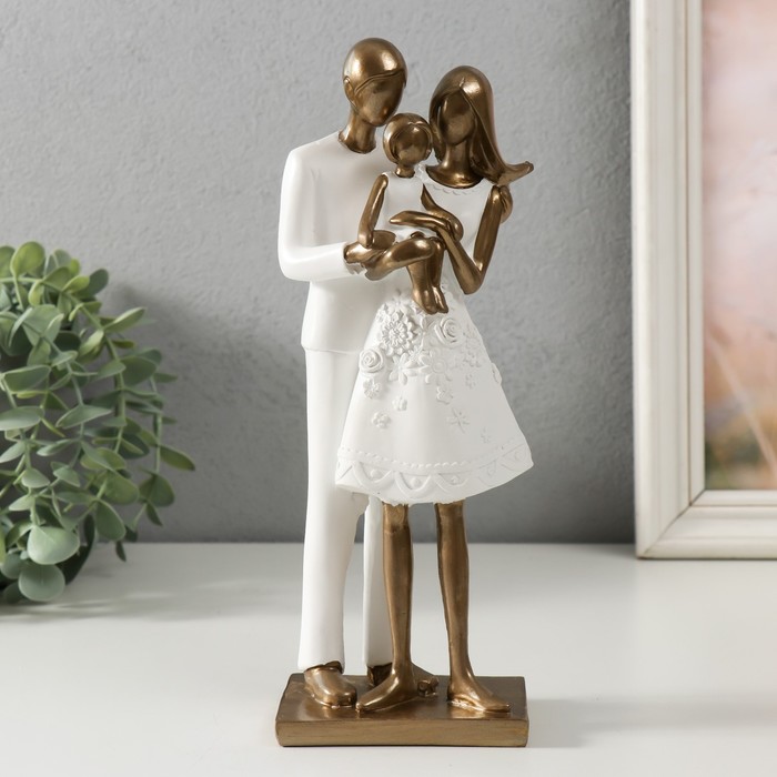 

Сувенир полистоун "Папа, мама и дочь" 10х6,5х24,5 см