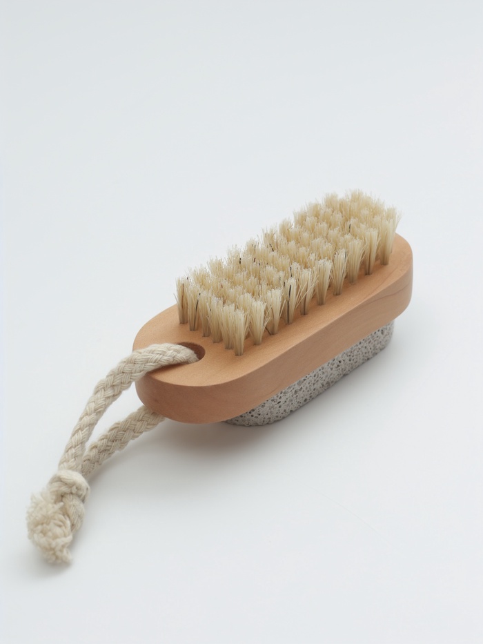 Пемза для педикюра с щёткой, с подвесом, натуральная щетина, 9.5×4 см, в коробке, бежевая - Фото 1
